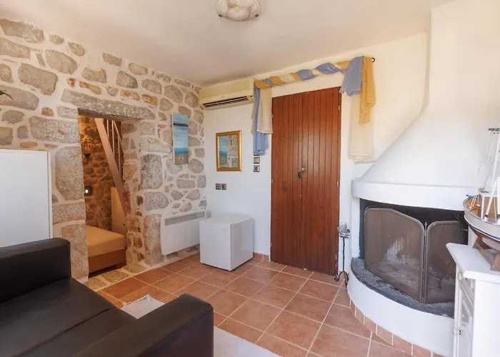 καταφύγι * Pírgos Dhiroú